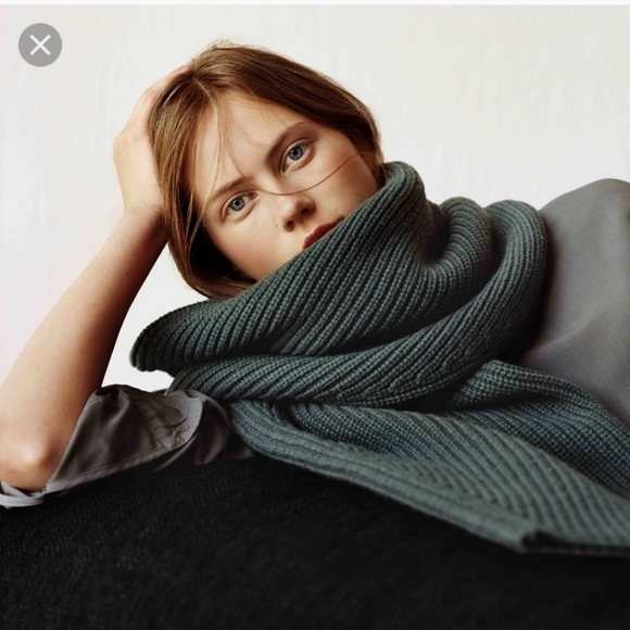 Uniqlo and Lemaire Sweater Scarf - Picture 2 of 4